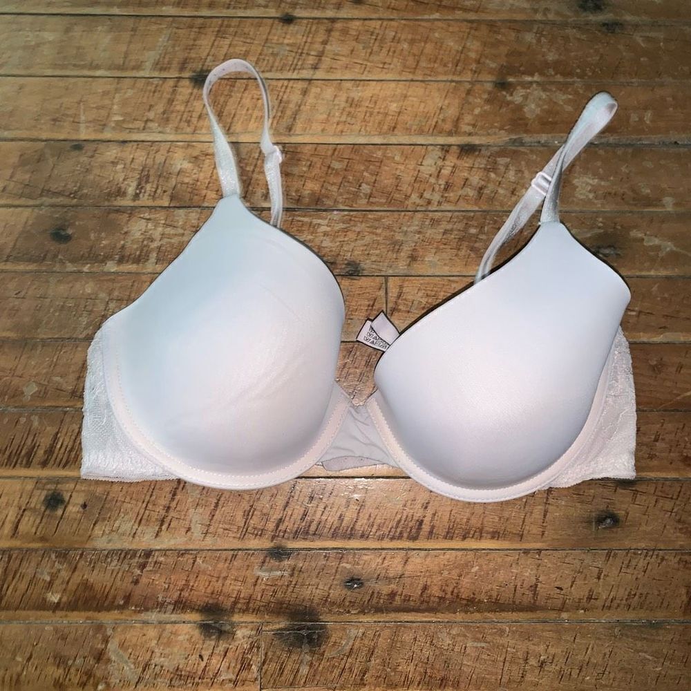 Victoria’s Secret Lacy T-shirt lightly lined 32D Demi bra